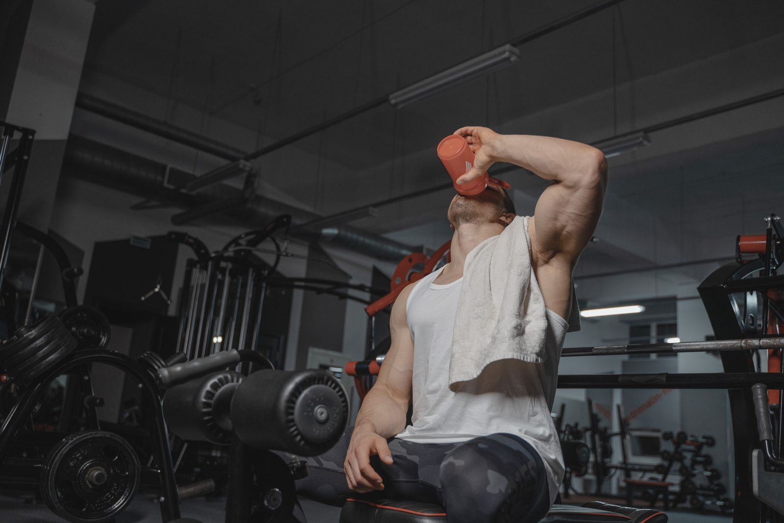 Person på gym som dricker vatten efter träning