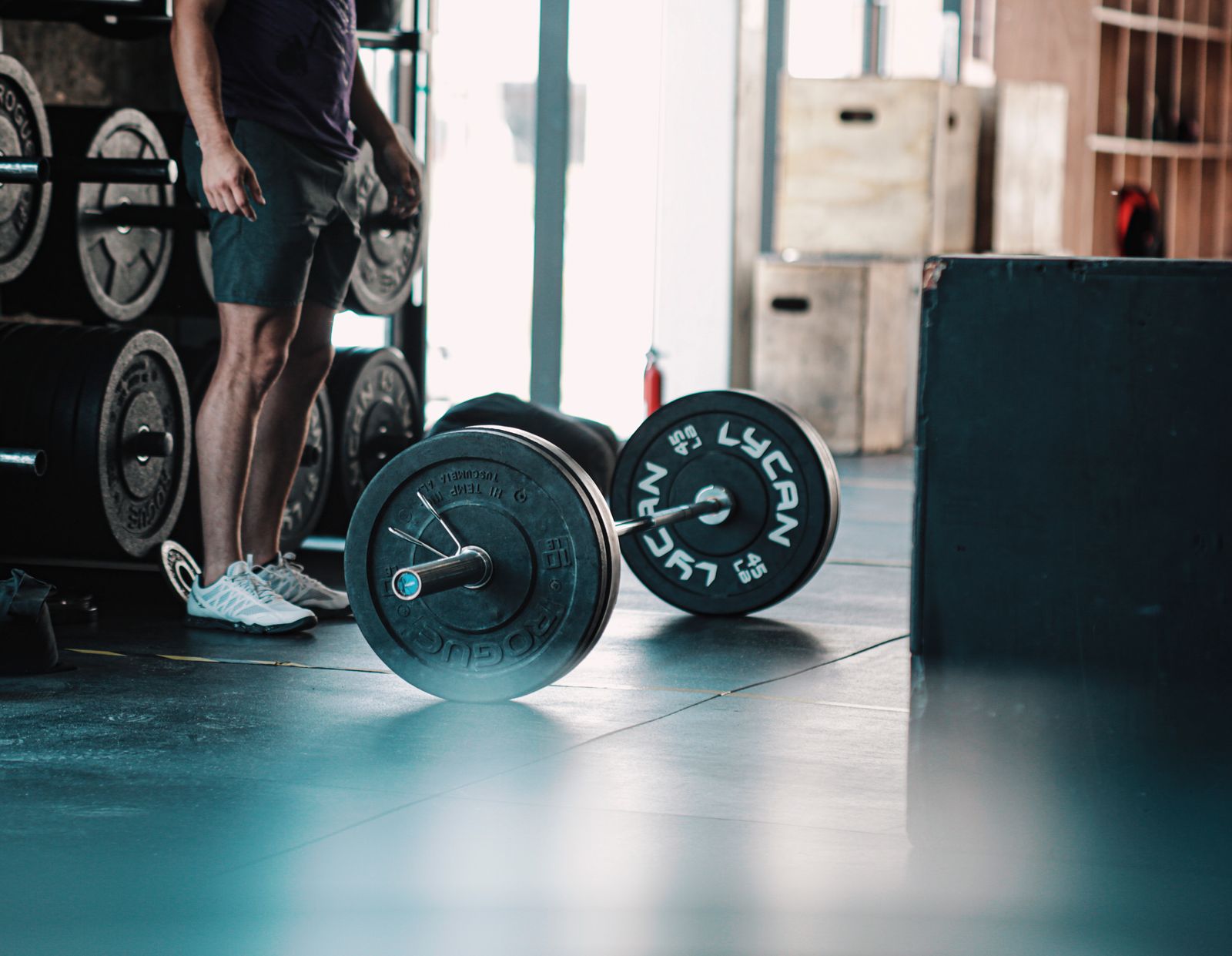 Person som tränar med skivstång på gym